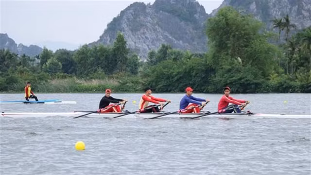 划船和皮划艇运动员积极训练，为第31届东运会做积极准备。