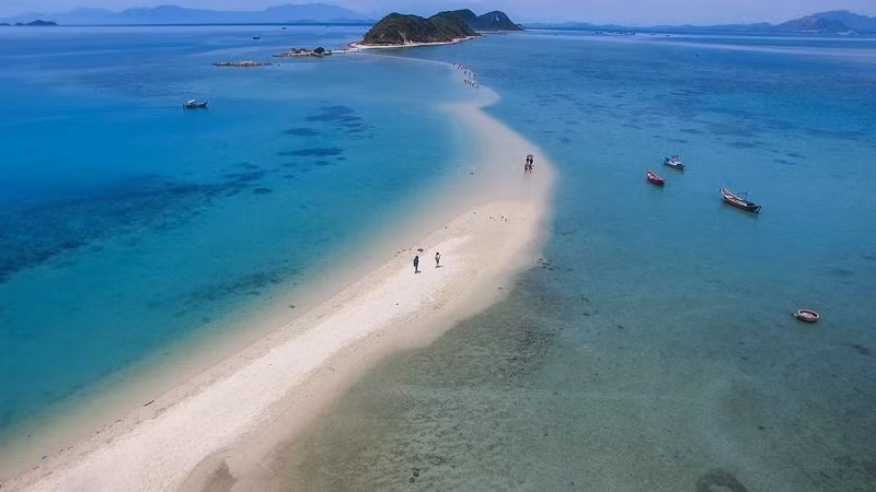 从早上六时开始，会露出一条约1米宽的白沙路。