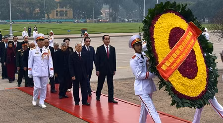 越南党和国家领导人拜谒胡志明主席陵。（维灵 摄）