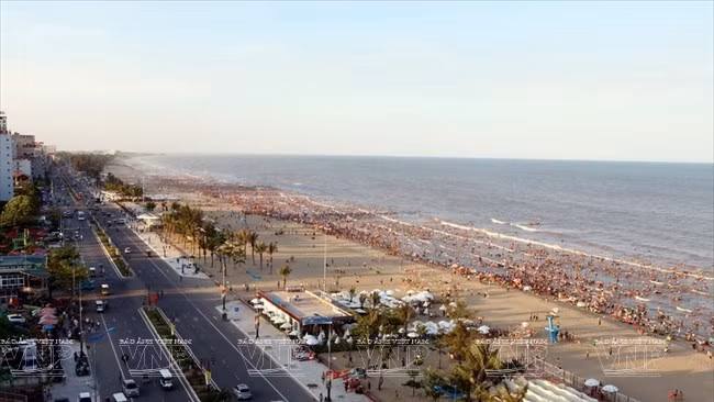 2016年夏季，岑山面貌焕然一新，引来众多游客。（图片来源：越通社）