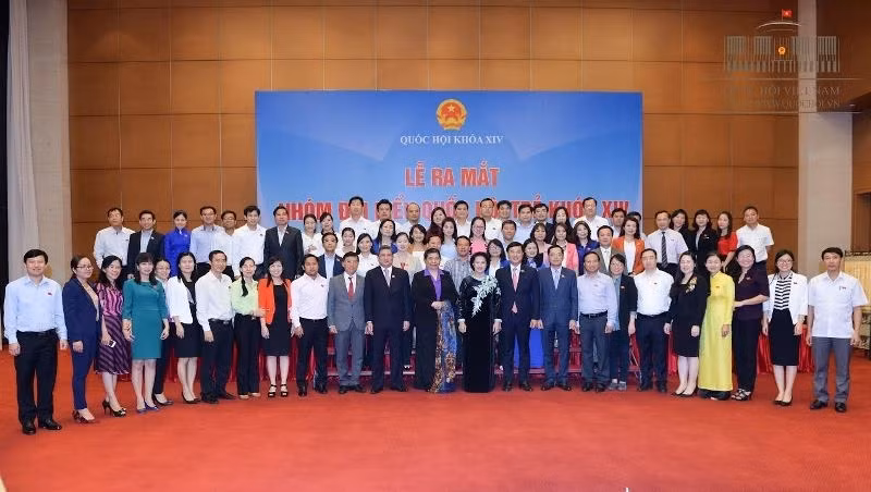 国会主席阮氏金银与第十四届国会年轻代表小组成员合影。