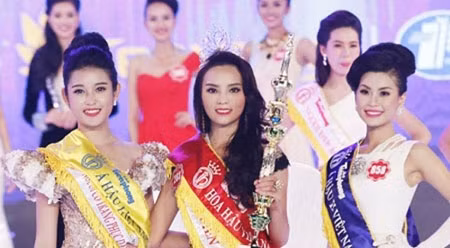 荣获本次大赛前三名成绩的三名佳丽。