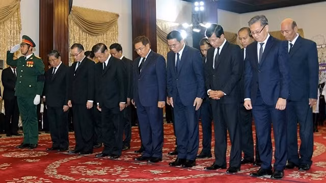 老挝代表团吊唁原政府总理潘文凯。（图片来源：越通社）