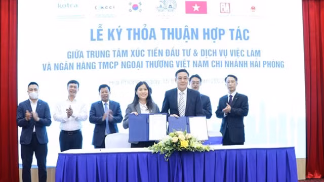 双方企业签署许多合作协议。（图片来源：越通社）