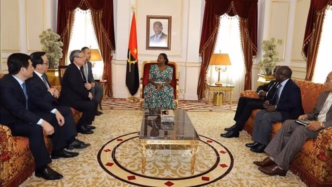 越共中央书记处常务书记陈国旺会见Emilia Carlota Dias议长。（图片来源：越通社）