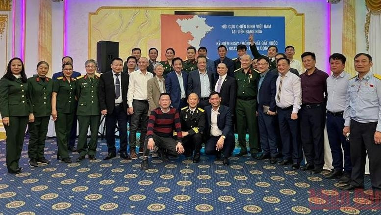 出席活动的各位代表合影。（图片来源：人民报网）