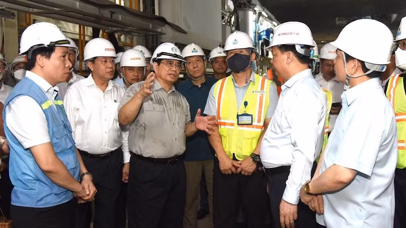 范明正总理实地考察金马S9站。（陈海 摄）