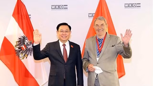 国会主席王廷惠和奥地利联邦商会副主席理查德·申茨向与会代表挥手致意。