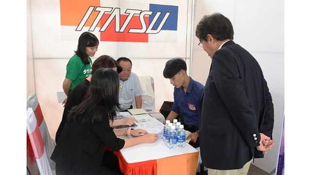 日本企业直接在岘港市面试招聘。