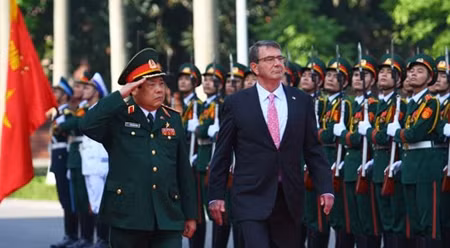 冯光青部长同阿什顿·卡特部长。（图片来源：青年报）