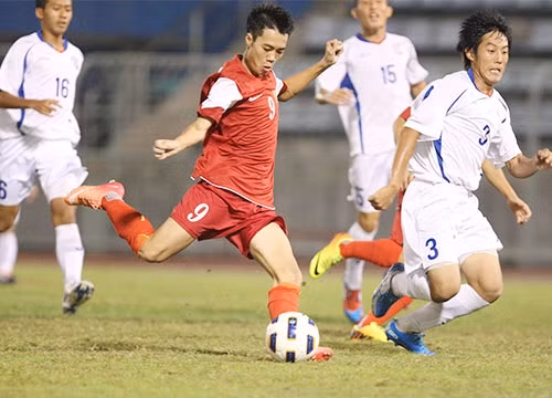 越南U19球员（红衣）在比赛中。 (Photo: 图片来源：越南快讯报网)