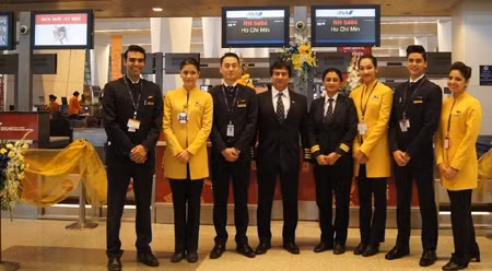 首次航班的全体机组成员。（图片来源：越通社）