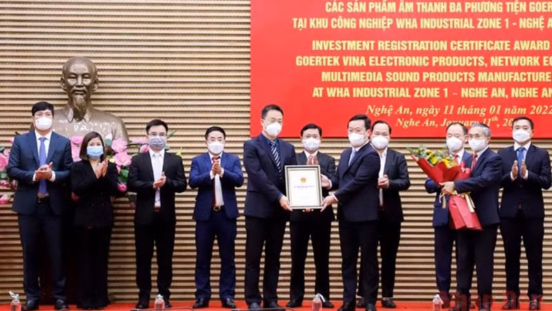 义安省领导代表向投资者颁发投资许可证。（范平 摄）