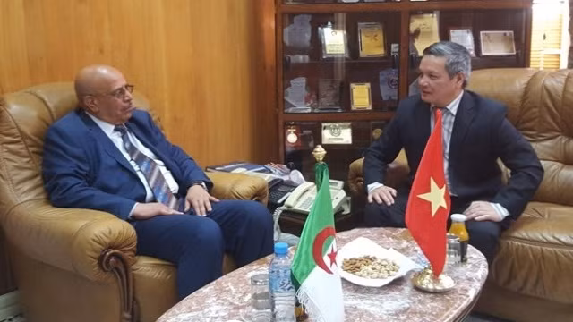 越南驻阿尔及利亚大使范国柱会见塔曼拉塞特省省长Doumi Djillali。