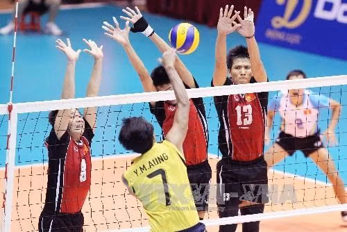 越南排球队（红衣）以3比0战胜缅甸排球队（黄衣）。 (Photo: 图片来源：越通社)