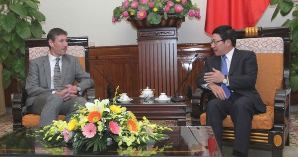 范平明副总理会见英国驻越南新任大使贾尔斯。（图片来源：越通社）