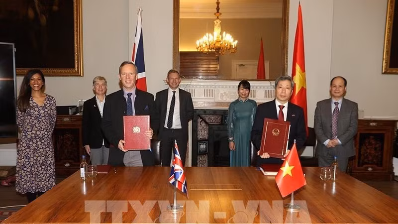 越南驻英国大使陈玉安和英国驻越大使加雷斯•沃德签署越南与英国自由贸易协定。