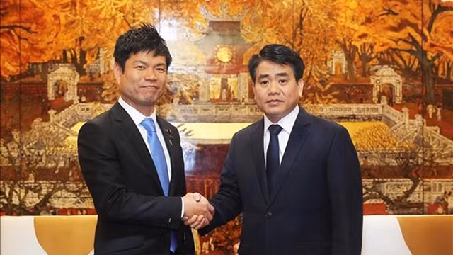 河内市人民委员会主席阮德钟会见日本环境省副大臣Takaaiki Katsumata。