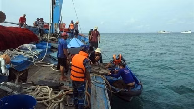 越南海军军种129号海团积极协助在长沙群岛海域遇险的渔船