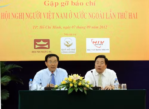 外交部副部长阮青山（右）和胡志明市外务厅厅长阮鸿领向记者介绍海外越南人第二届会议。 (Photo: 图片来源：越南人民军队报网)