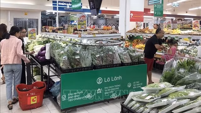 平定省“Lá Lành”（良叶）放在超市货架上销售。