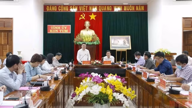 越南《人民报》社代表团造访崑嵩省