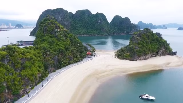 广宁省锦普市凉玉海滩美景。（图片来源：建设报）