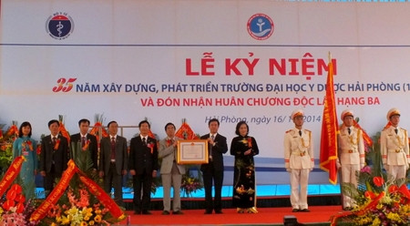 国会副主席阮氏金银向海防医药大学授予三级独立勋章。