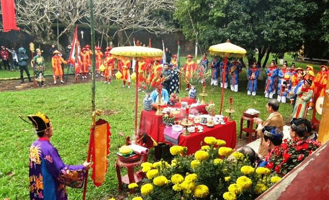 顺化市再现插春幡子仪式。（图片来源：人民报网）