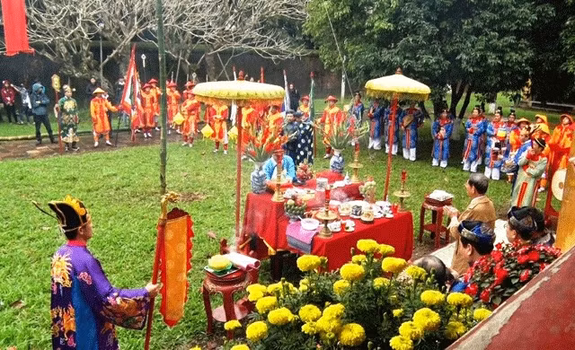 顺化市再现插春幡子仪式。（图片来源：人民报网）