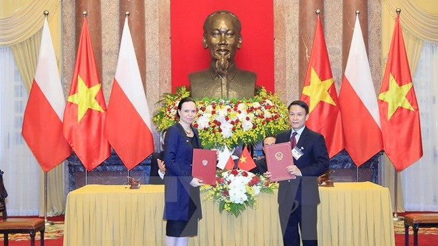 《越通社》与《波通社》合作备忘录签字仪式。（图片来源：越通社）