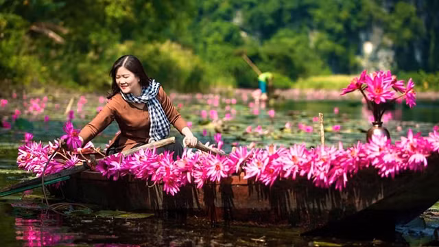 游客在三谷-碧洞旅游区留下纪念。