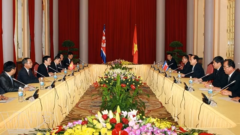 国家主席张晋创与朝鲜最高人民会议常任委员会委员长金永南于8月6日在主席府举行了会谈。 (Photo: 图片来源：越通社)