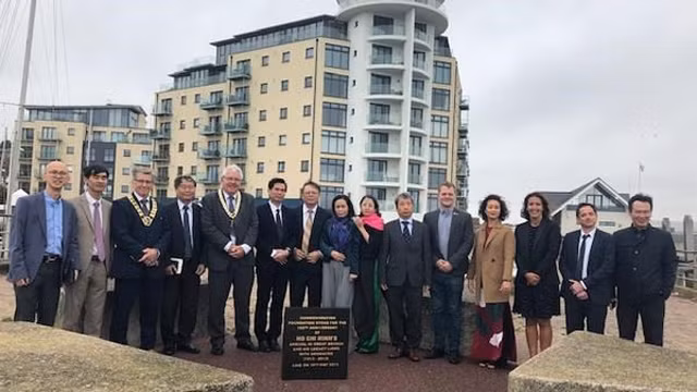 山罗省人民委员会主席黄国庆率团对英国纽黑文进行工作访问。