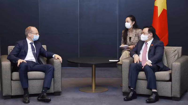 越南国会主席王廷惠会见芬兰萨洛市市长长特罗·尼辛。