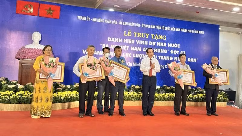 胡志明市举行“越南英雄母亲”和“人民武装力量英雄”称号授予仪式。