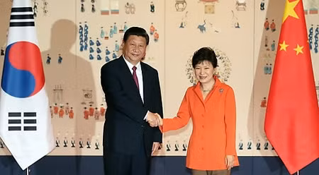3日，韩国总统朴槿惠在青瓦台会见到访的中国国家主席习近平（左）。图片来源：韩联社