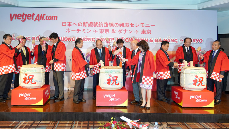阮春福总理出席越南飞往日本两条直达航线开通仪式。（图片来源：VGP）