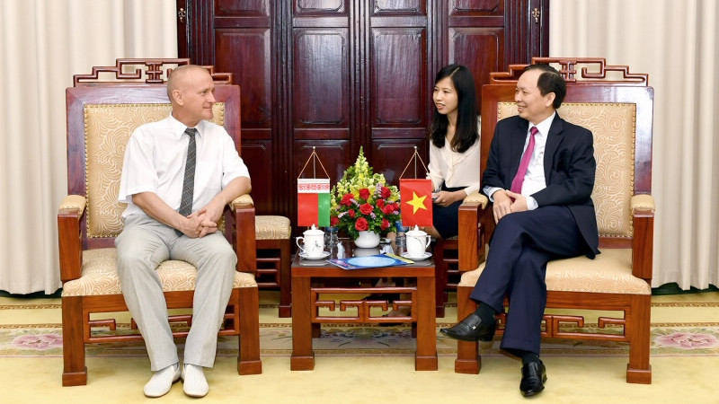 陶明秀副行长会见白俄罗斯银行金融行业工会主席Likhtarovitch Alxandrei。（图片来源：越南国家银行官网）