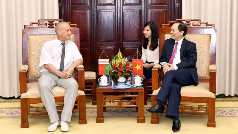 陶明秀副行长会见白俄罗斯银行金融行业工会主席Likhtarovitch Alxandrei。（图片来源：越南国家银行官网）
