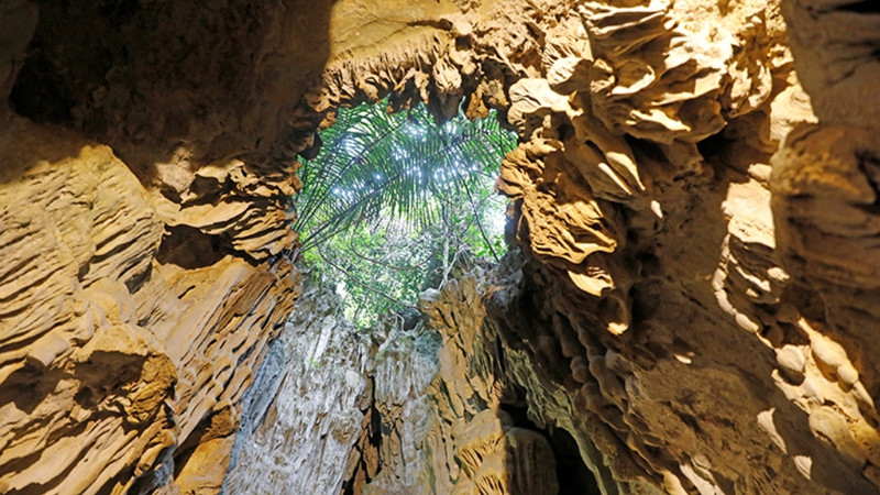 花山石洞。（陈越 摄）