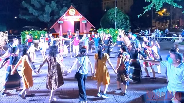 得乐省锣钲演出。