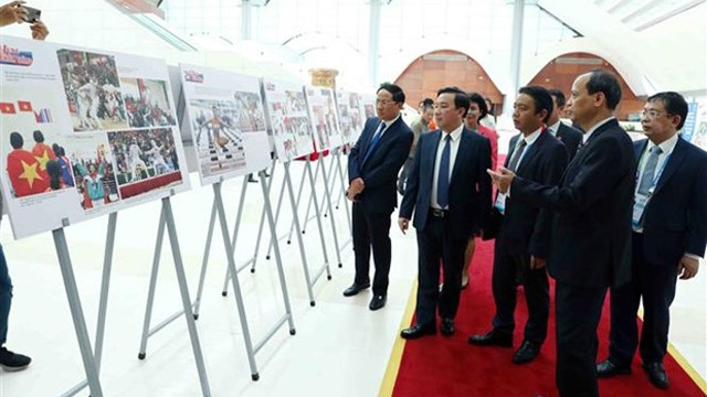 与会代表参观图片展。