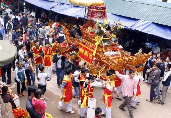 热闹非凡的东宫祠庙会。（图片来源：越通社）