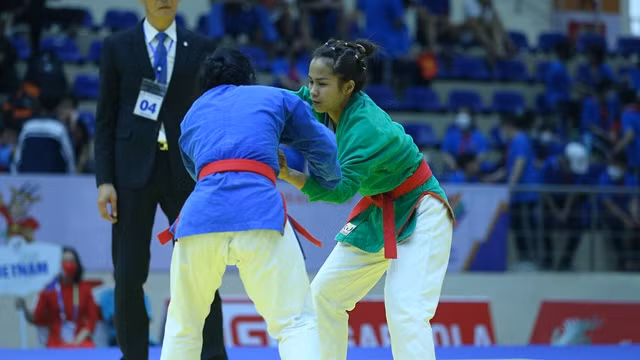 越南运动员苏氏妆和菲律宾运动员海伦•阿克洛彭交锋。