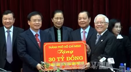 向奠边省赠送300亿越盾用于建设多科医院。（图片来源：西贡解放报）