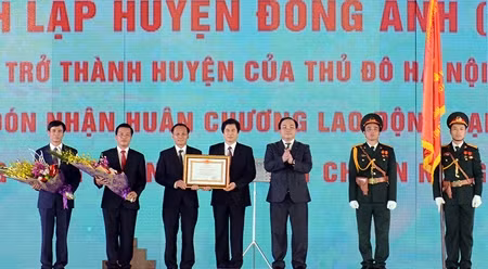 黄忠海同志向东英县领导授予二级劳动勋章。（维玲 摄）