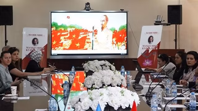 胡志明主席诗集《狱中日记》乌兹别克译本亮相。