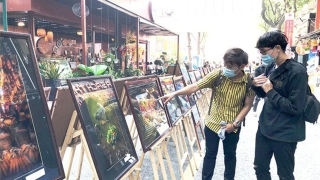 观众朋友前来观赏图片展。