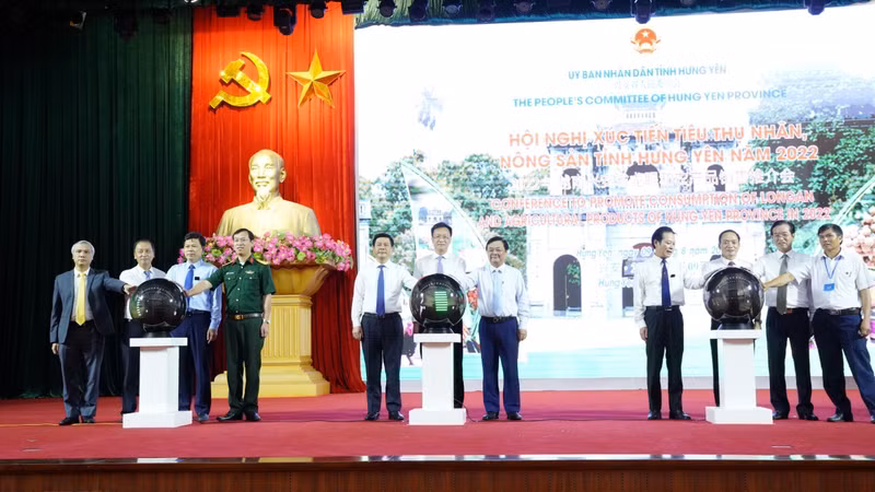 兴安省人民委员会举行2022年龙眼和其它农产品销售推进会。（图片来源：越通社）